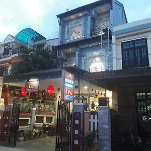Lisa , Hoi An Vietnam